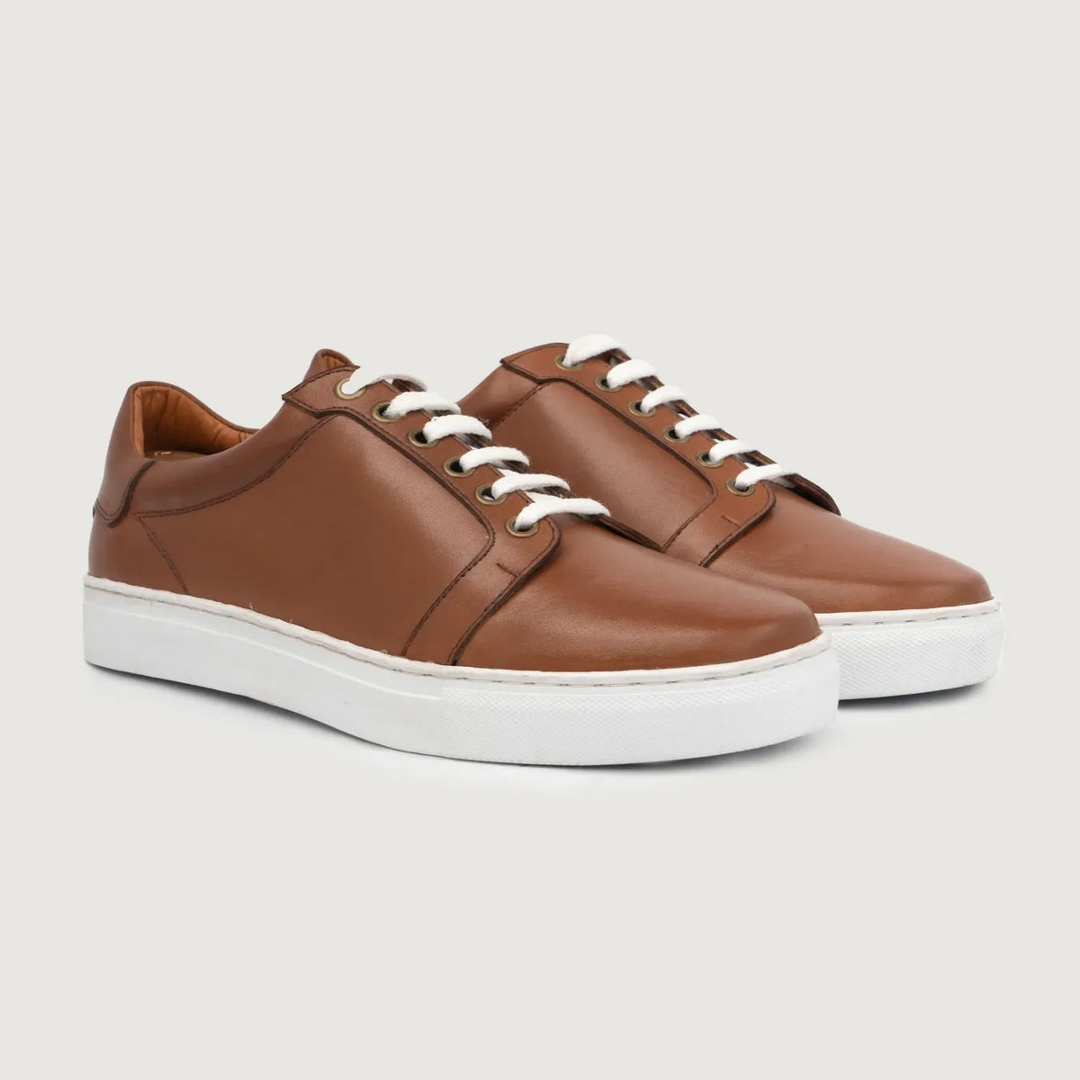 Carter Runn Tostado Zapatillas de cuero para Hombre For Men in Tan Full-Grain Leather - Vista de perfil | Comprar online