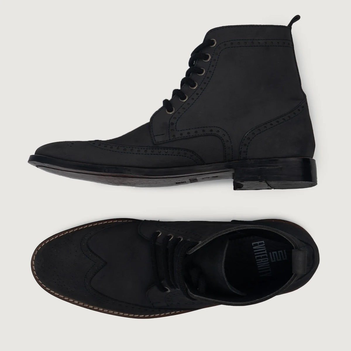 Vista de detalle of Classic Collar & Heavy-Duty Zipper Hardware on Duster Brogues Derby Negro Nubuck Botas de cuero para Hombre For Men