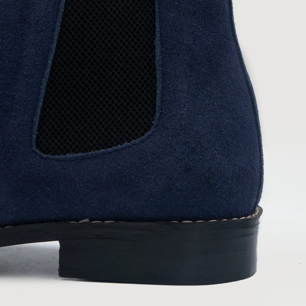 High-Traction Rubber Outsole & Lug Tread Pattern on Clarkson Chelsea Midnight Azul Suede Botas de cuero para Hombre For Men