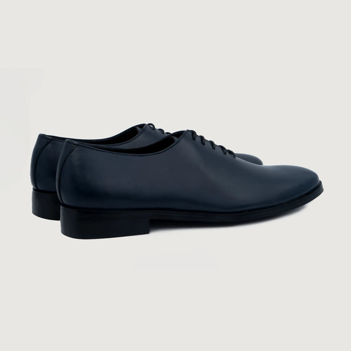 Vista de detalle of Classic Collar & Heavy-Duty Zipper Hardware on Director Wholecut Midnight Azul Zapatos de cuero para Hombre For Men