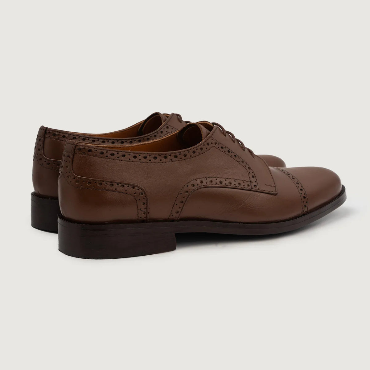 High-Traction Rubber Outsole & Lug Tread Pattern on Dirk Brogues Derby Marrón Zapatos de cuero para Hombre For Men
