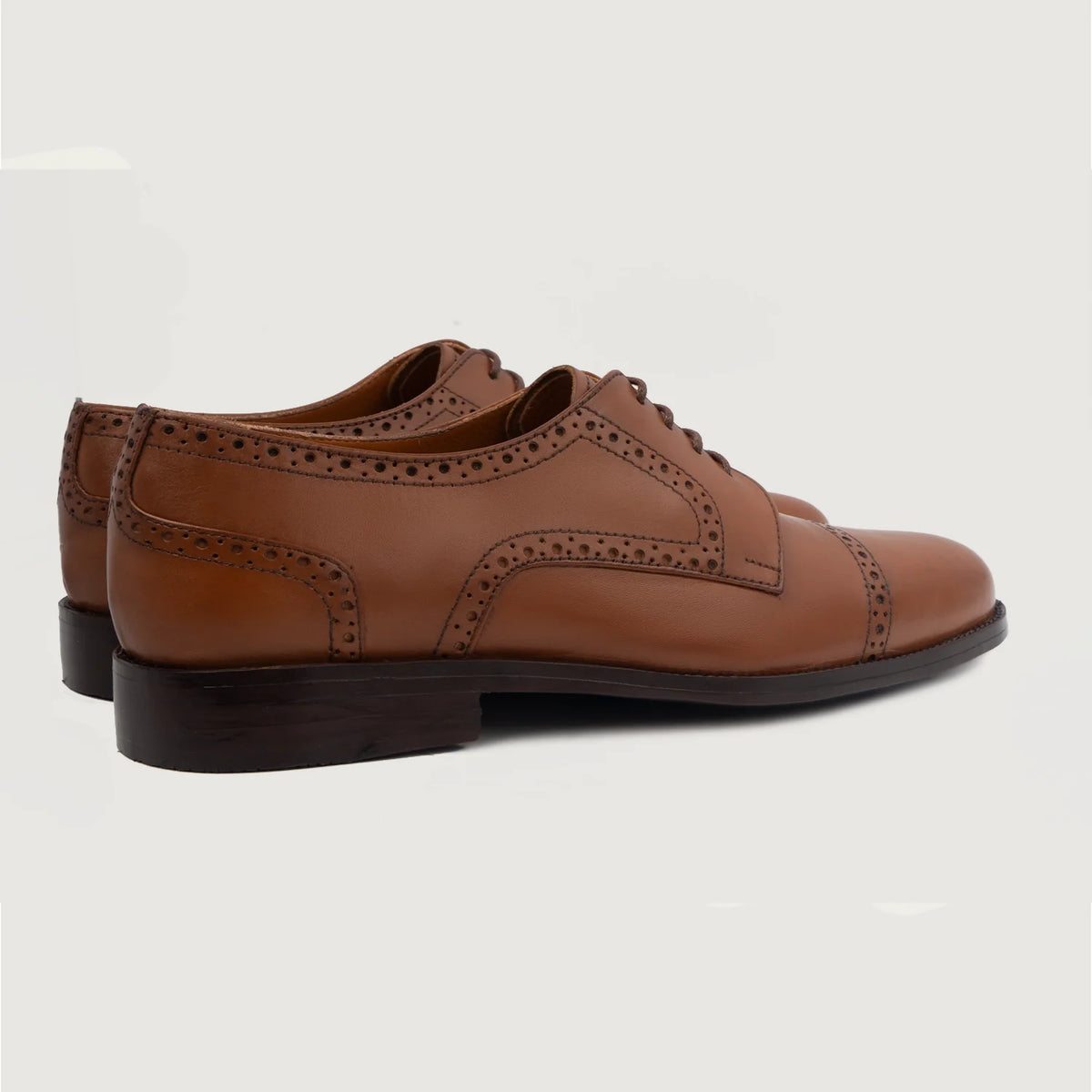 High-Traction Rubber Outsole & Lug Tread Pattern on Dirk Brogues Derby Tostado Zapatos de cuero para Hombre For Men