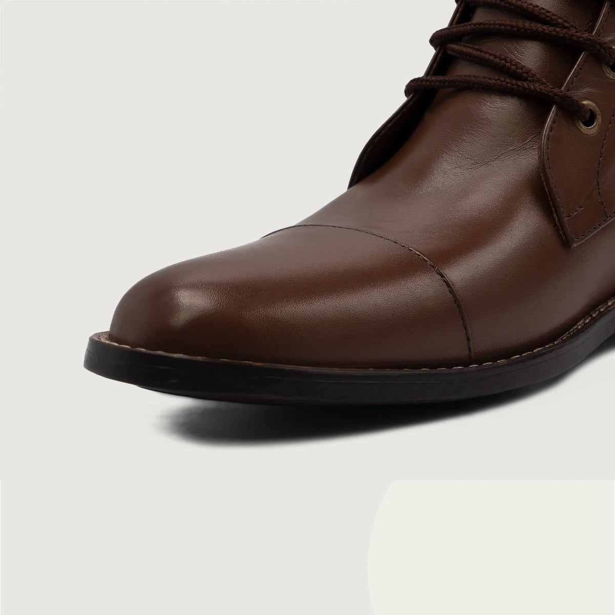 High-Traction Rubber Outsole & Lug Tread Pattern on Knight Derby Marrón Botas de cuero para Hombre For Men