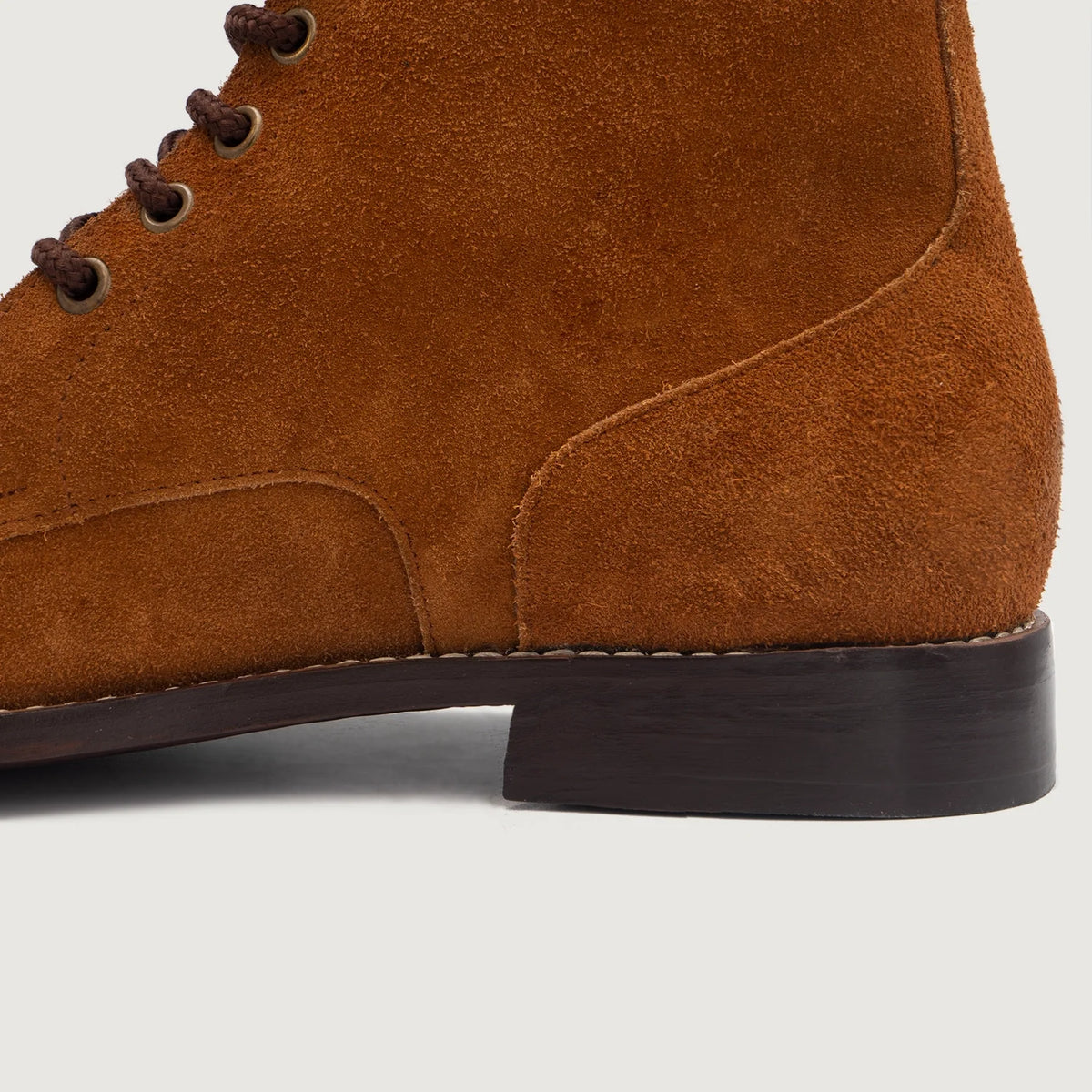 High-Traction Rubber Outsole & Lug Tread Pattern on Knight Derby Marrón Suede Botas de cuero para Hombre