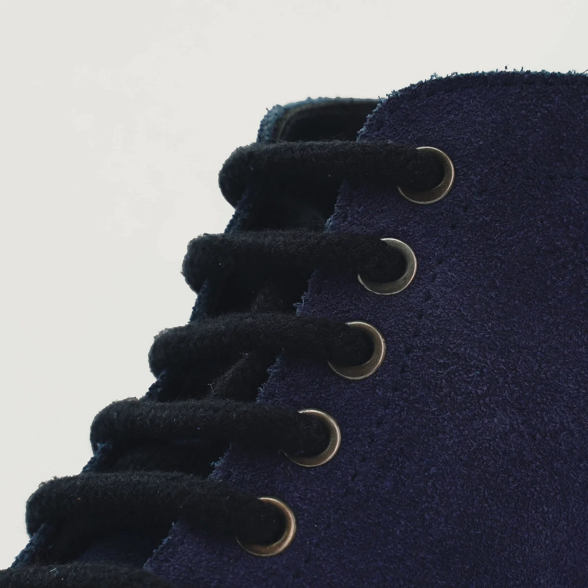 High-Traction Rubber Outsole & Lug Tread Pattern on Knight Derby Midnight Azul Suede Botas de cuero para Hombre For Men