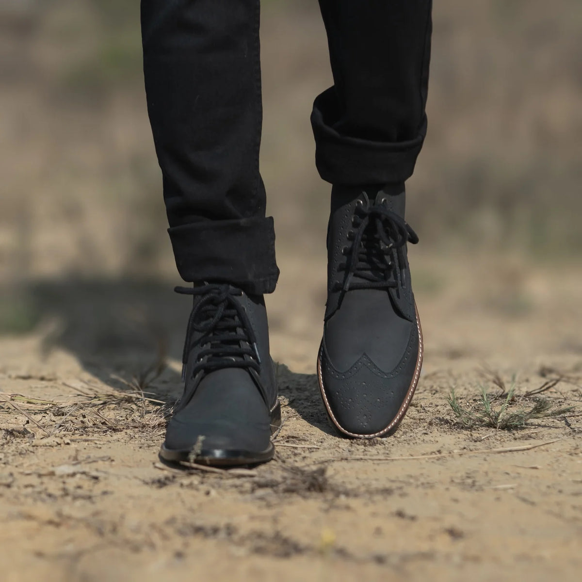 Tailored Rib Cuffs & Hem Craftsmanship Construction Detail on Duster Brogues Derby Negro Nubuck Botas de cuero para Hombre For Men