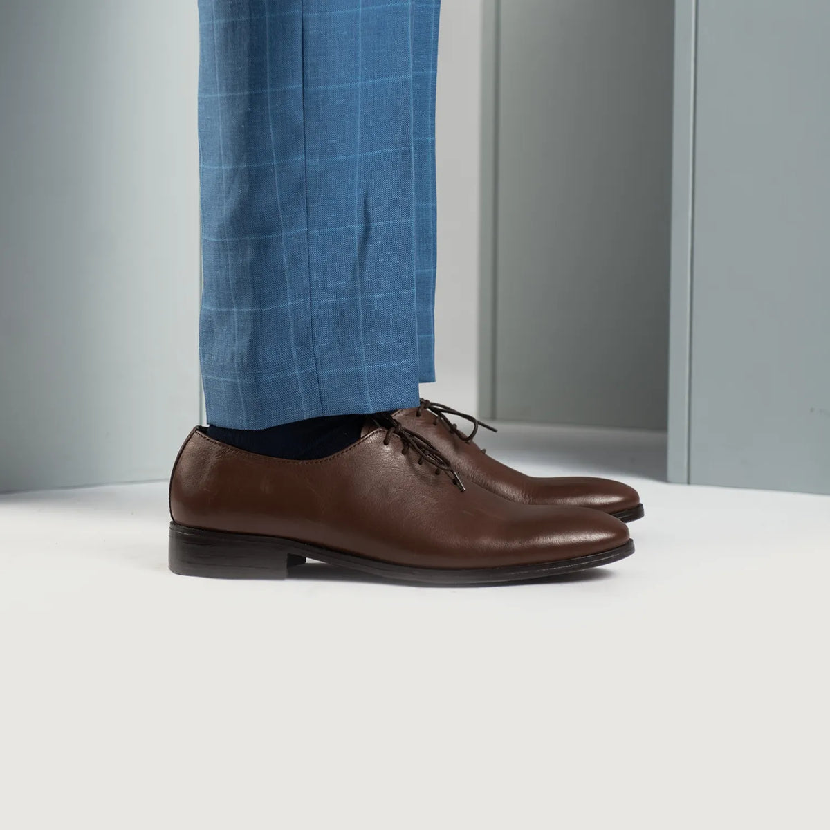 Perspectiva del modelo vistiendo Director Wholecut Marrón Zapatos de cuero para Hombre For Men en modelo con caída natural bajo luz de día
