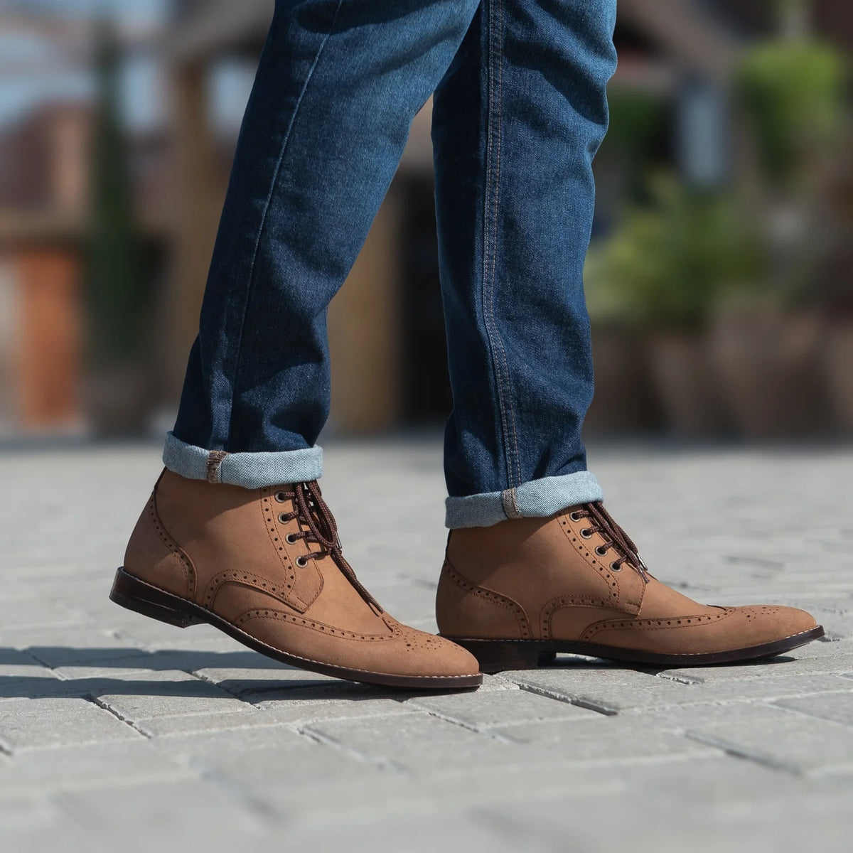Perspectiva del modelo vistiendo Duster Brogues Derby Marrón Nubuck Botas de cuero para Hombre For Men en modelo con caída natural bajo luz de día