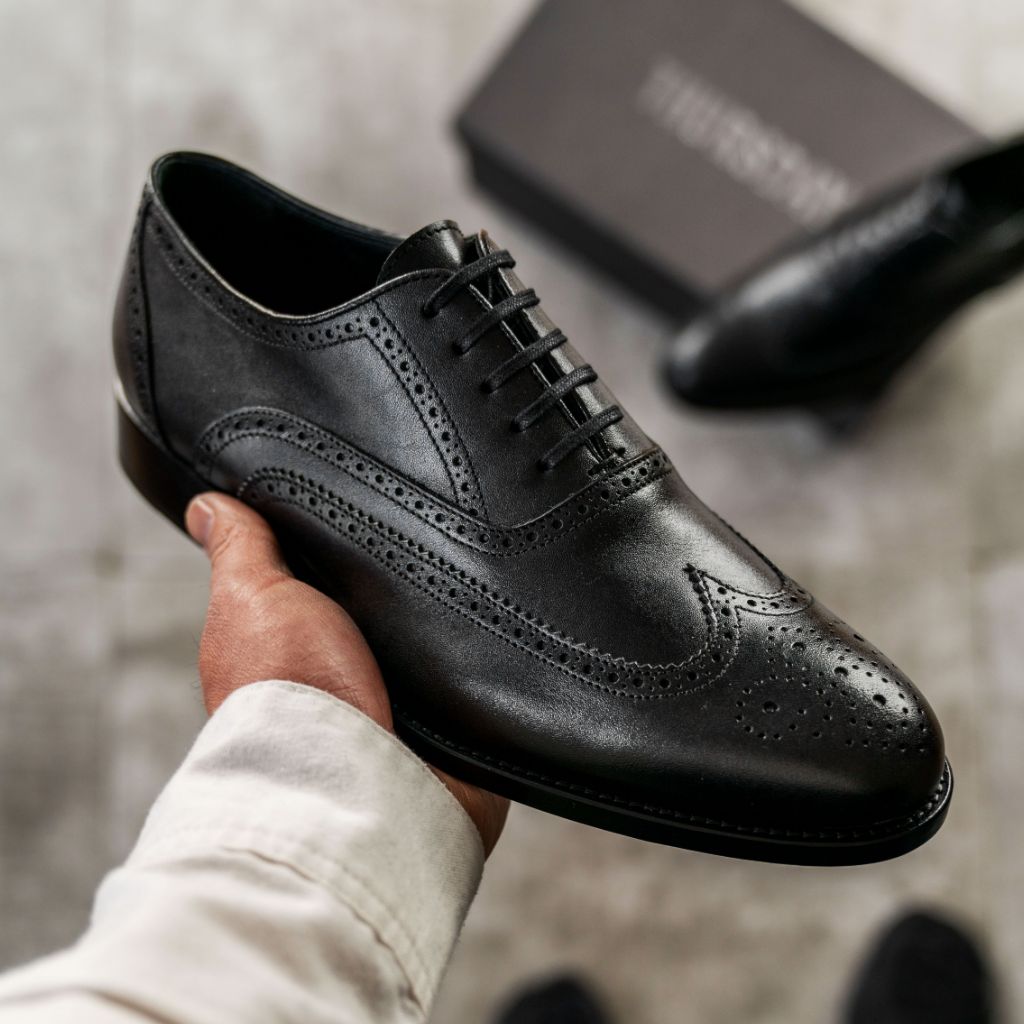 Tailored Rib Cuffs & Hem Craftsmanship Construction Detail on Aviator Negro Mocasines de cuero para Hombre