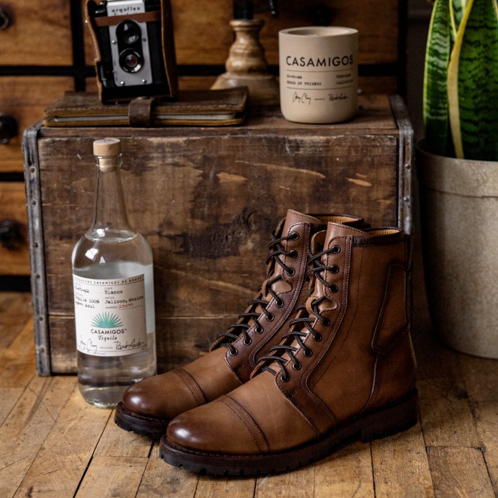Perspectiva del modelo vistiendo Casa Moto Trigo Ámbar Botas de cuero para Hombre en modelo con caída natural bajo luz de día