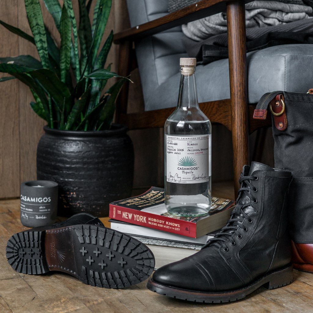 Perspectiva del modelo vistiendo Casa Moto Negro Botas de cuero para Hombre en modelo con caída natural bajo luz de día