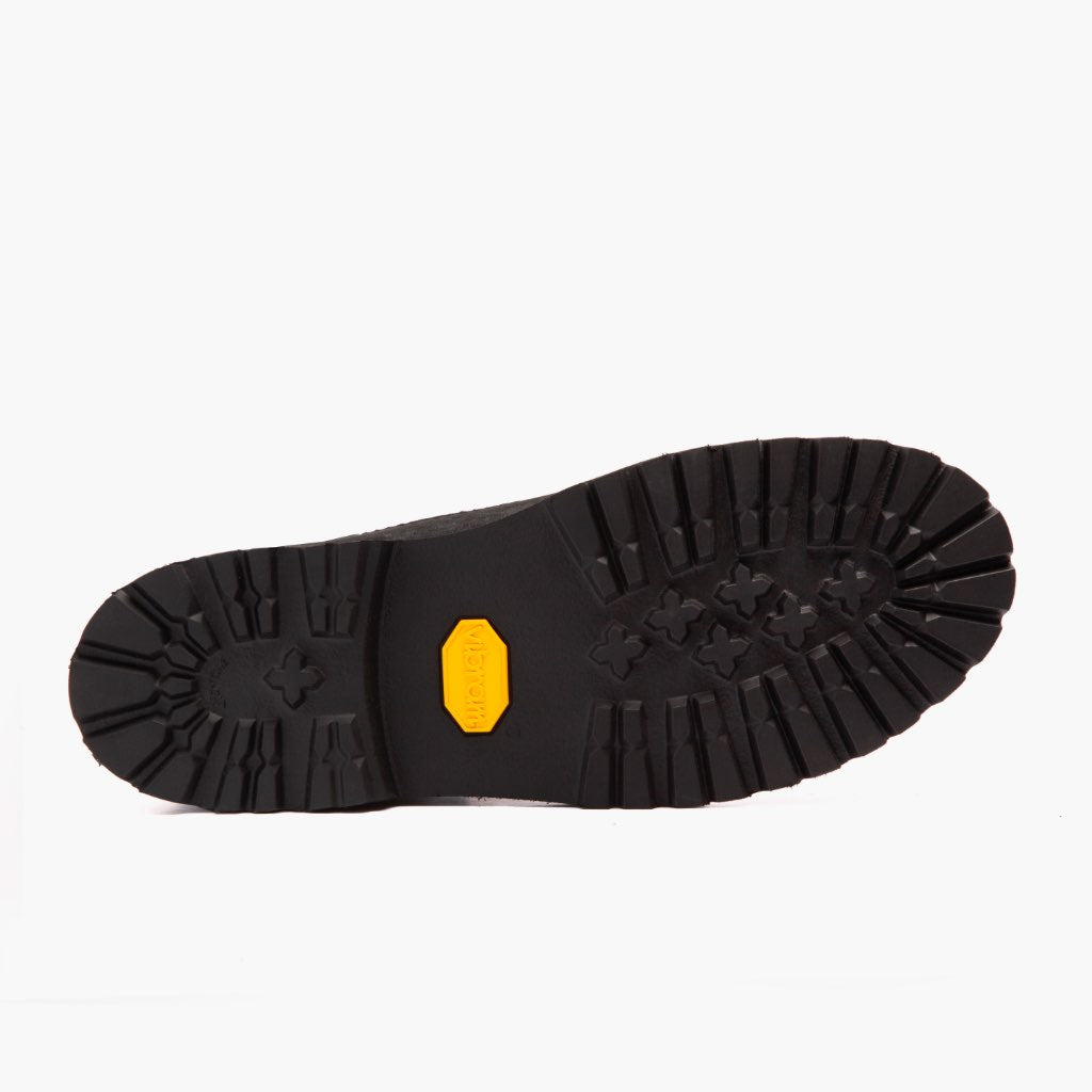 High-Traction Rubber Outsole & Lug Tread Pattern on Explorer Negro Mate Botas de cuero para Hombre
