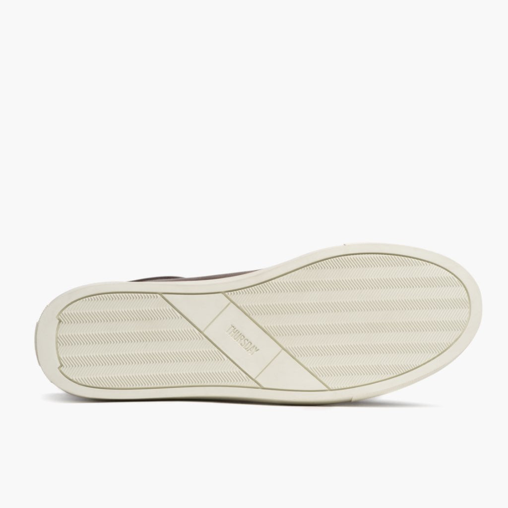 High-Traction Rubber Outsole & Lug Tread Pattern on Premier Low Top Coffee Zapatillas de cuero para Hombre For Men
