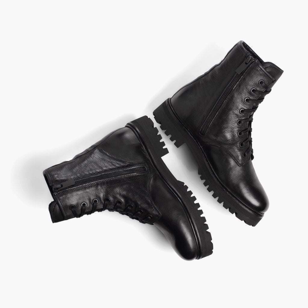 High-Traction Rubber Outsole & Lug Tread Pattern on Combat Negro Botas de cuero para Mujer
