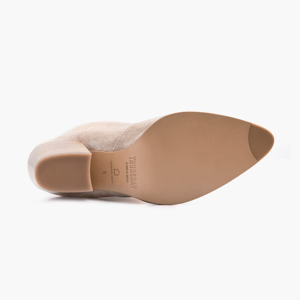 High-Traction Rubber Outsole & Lug Tread Pattern on Tempest Sand Botas de cuero para Mujer