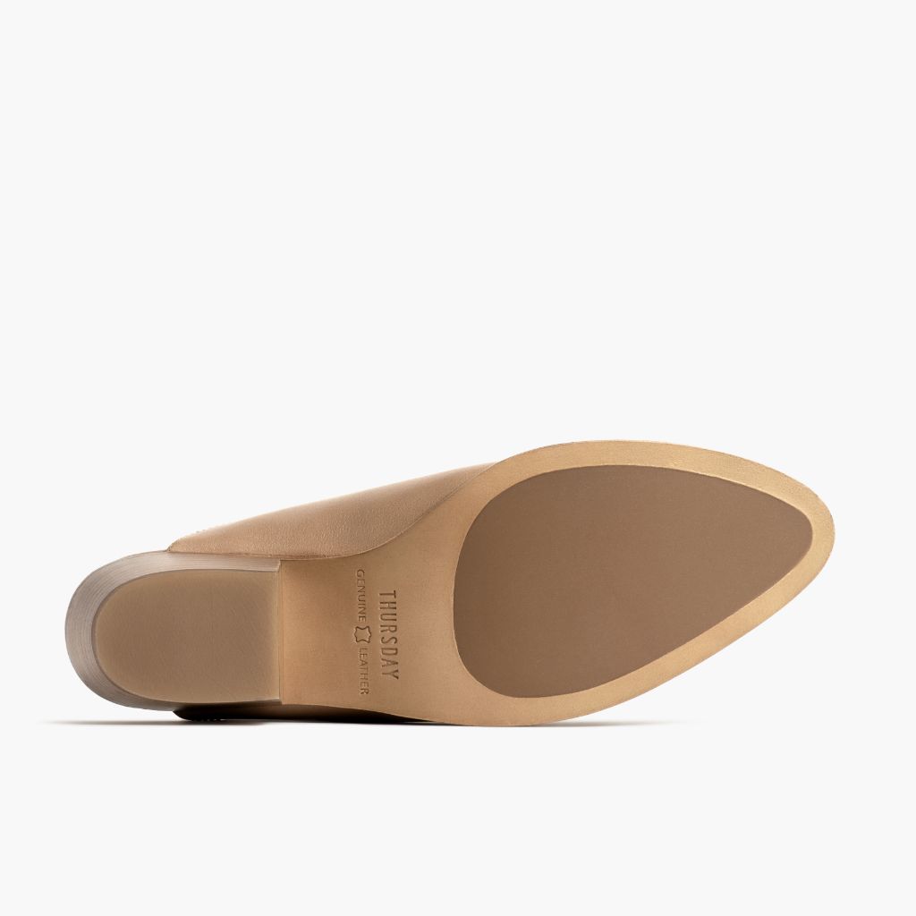 High-Traction Rubber Outsole & Lug Tread Pattern on Breeze Milk Coffee Botas de cuero para Mujer