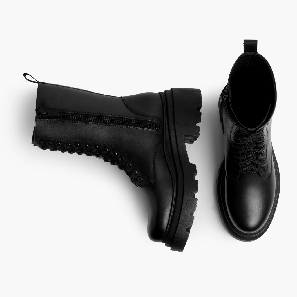 High-Traction Rubber Outsole & Lug Tread Pattern on Fatale Negro Botas de cuero para Mujer