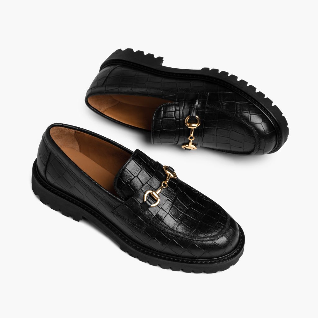 High-Traction Rubber Outsole & Lug Tread Pattern on Penny Negro & Gold Croco Mocasines de cuero para Mujer