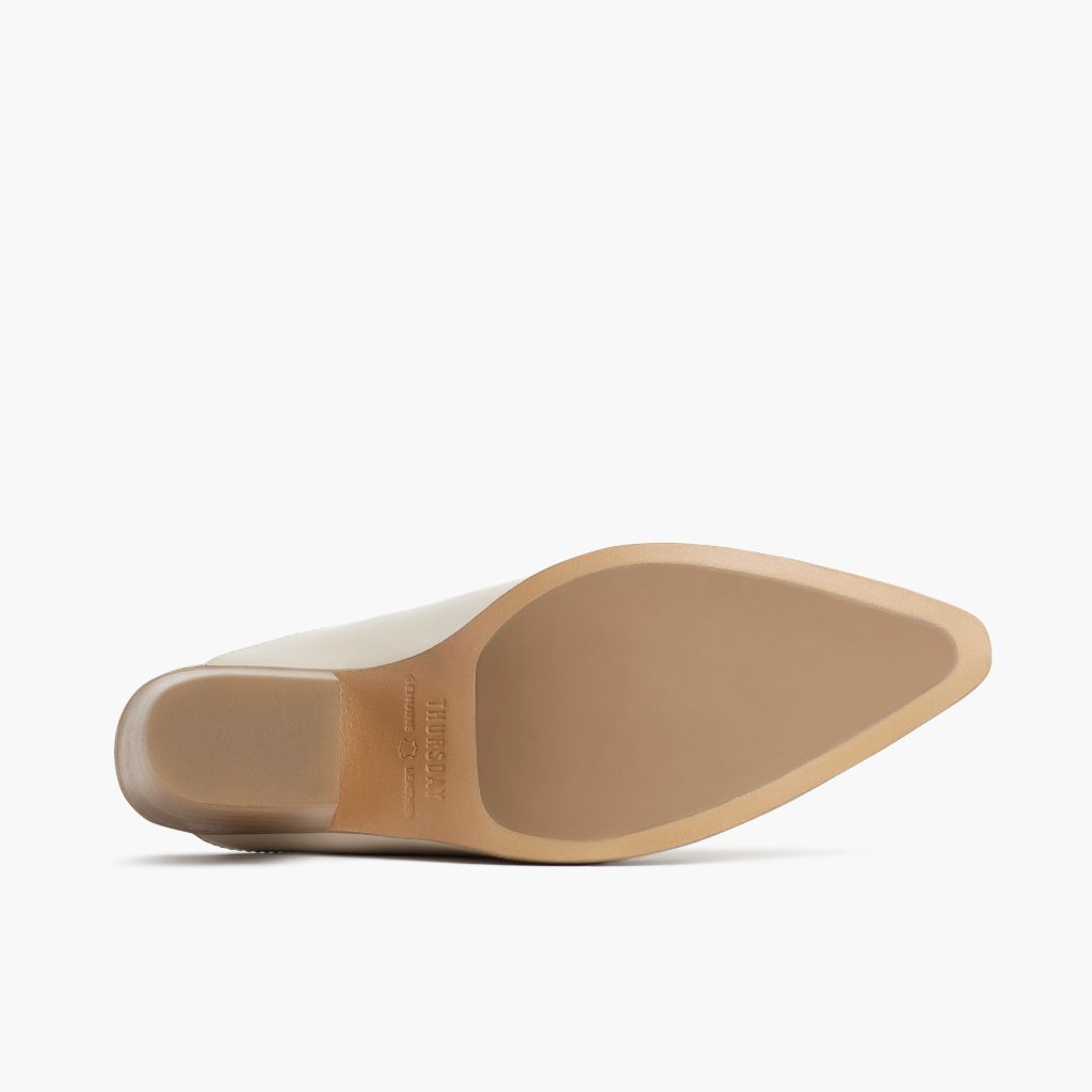 High-Traction Rubber Outsole & Lug Tread Pattern on Summer Ivory Botas de cuero para Mujer