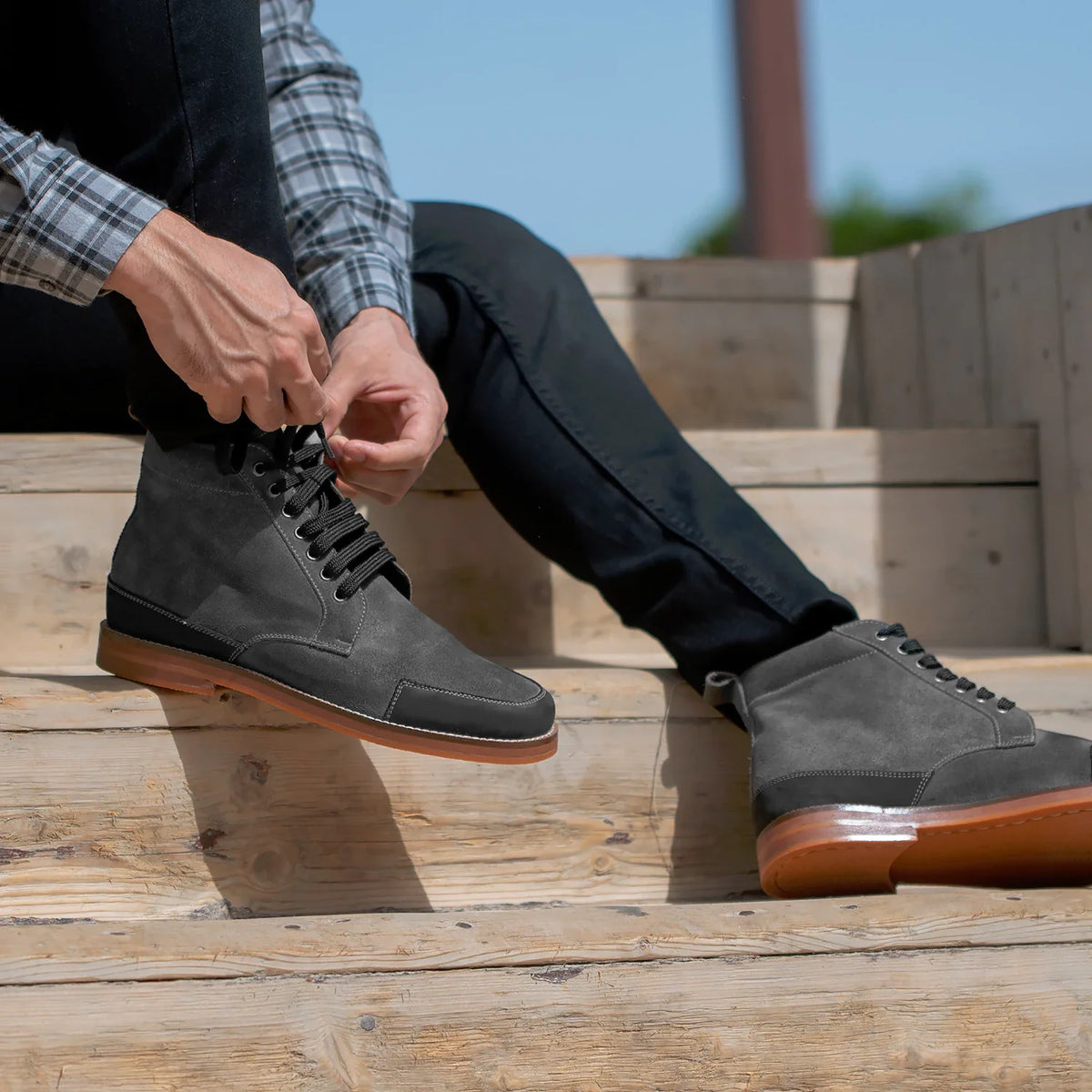 High-Traction Rubber Outsole & Lug Tread Pattern on Carnell Botas Moc Toe de ante gris para Hombre