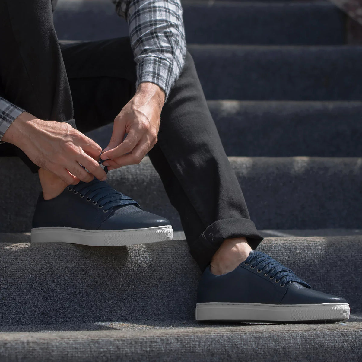 High-Traction Rubber Outsole & Lug Tread Pattern on Murphy Low Top Midnight Azul Zapatillas de cuero para Hombre