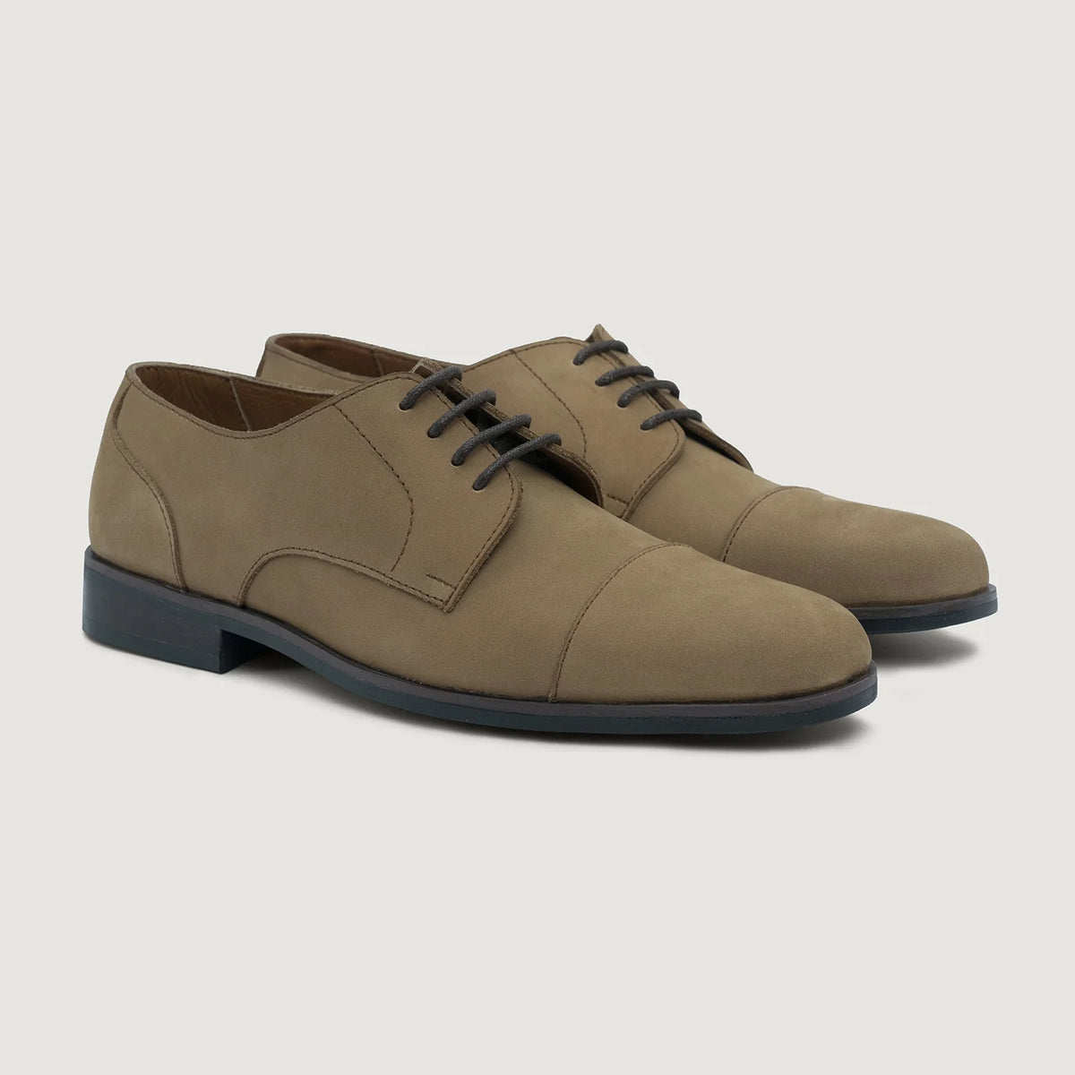 Attorney Derby Brown Nubuck Leather Shoes StudGuard For Men in Brown Full-Grain Leather - Vista de perfil | Comprar online