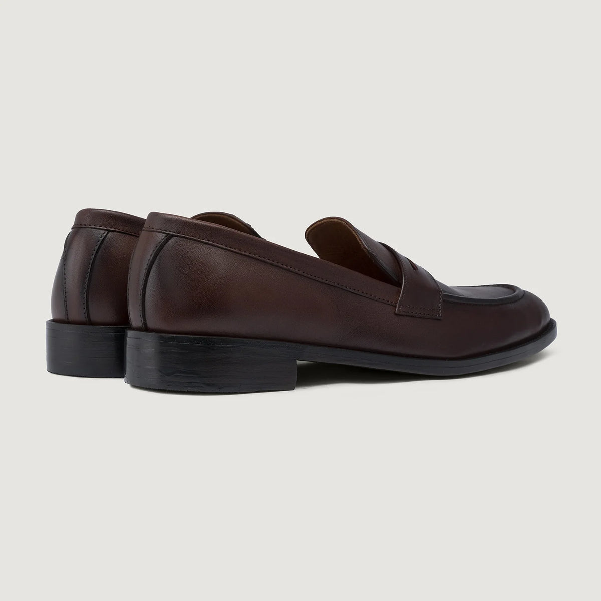 High-Traction Rubber Outsole & Lug Tread Pattern on Baxton Burnished Marrón Mocasines de cuero para Hombre For Men