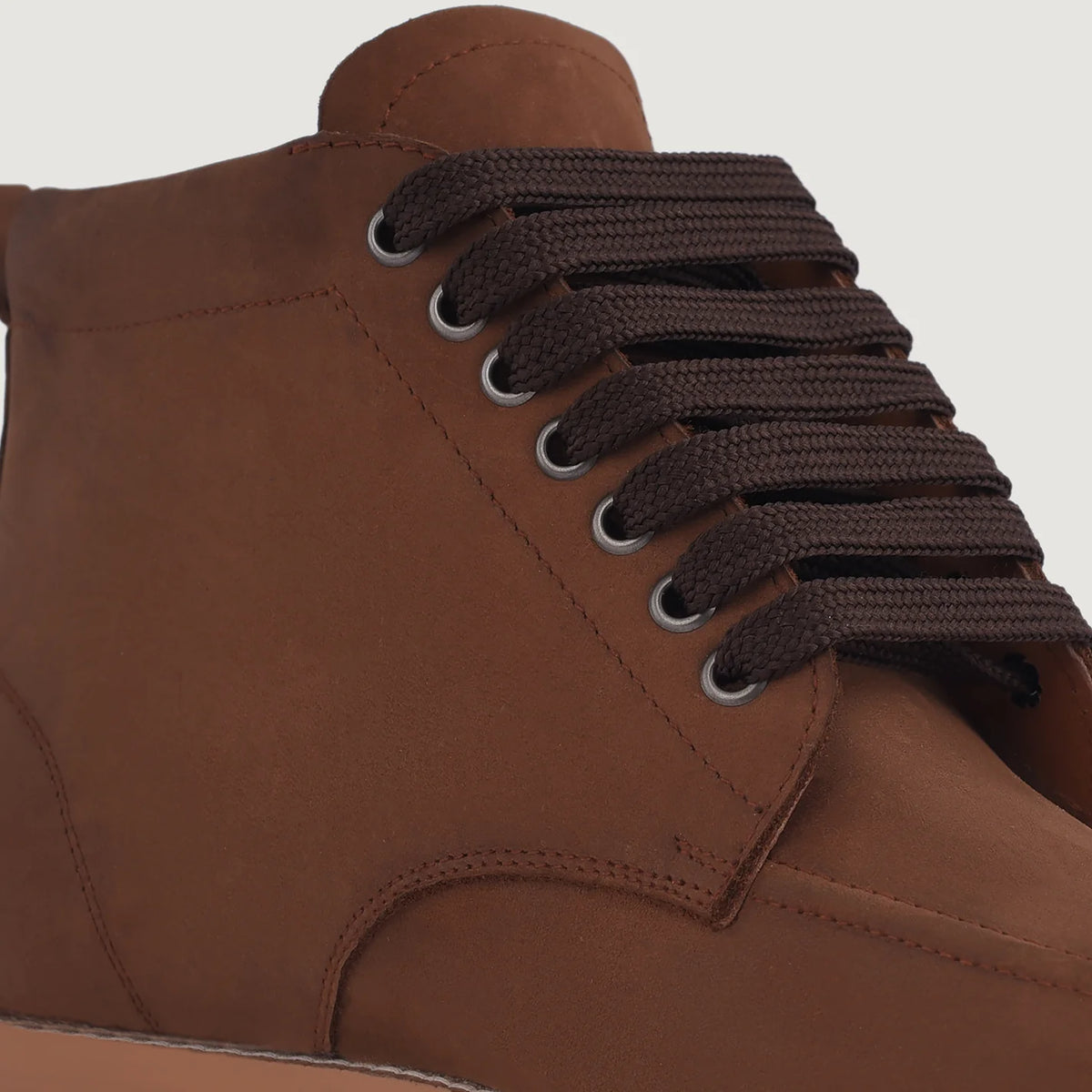 High-Traction Rubber Outsole & Lug Tread Pattern on Bearman Moc Toe Pull-up Marrón Botas de cuero para Hombre