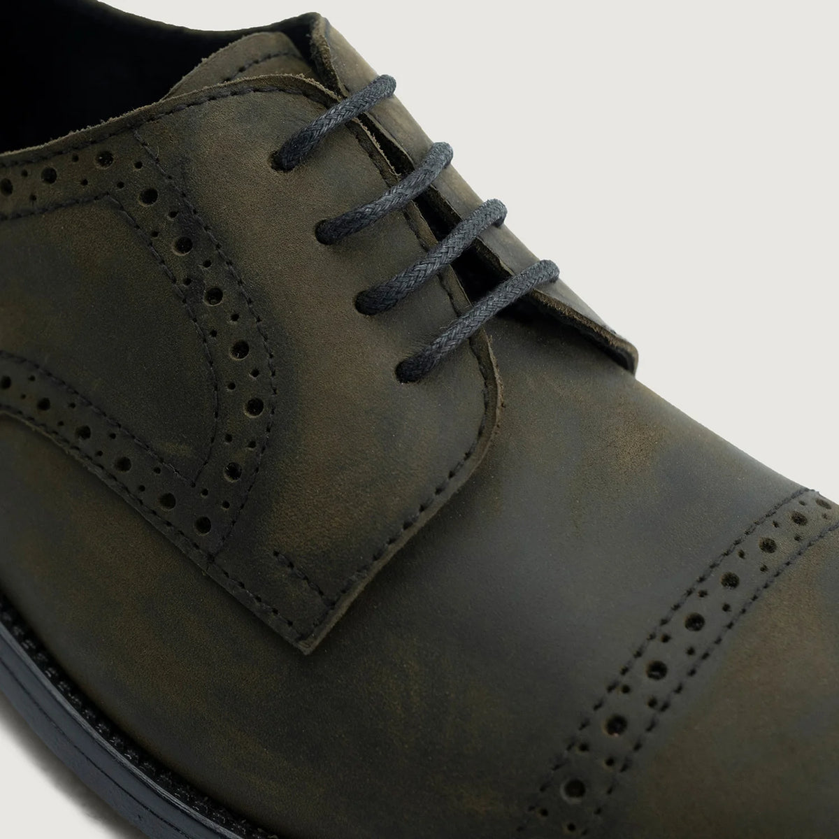 Authentic Full-Grain Leather Grain Depth & Pull-Up Patina Texture Detail