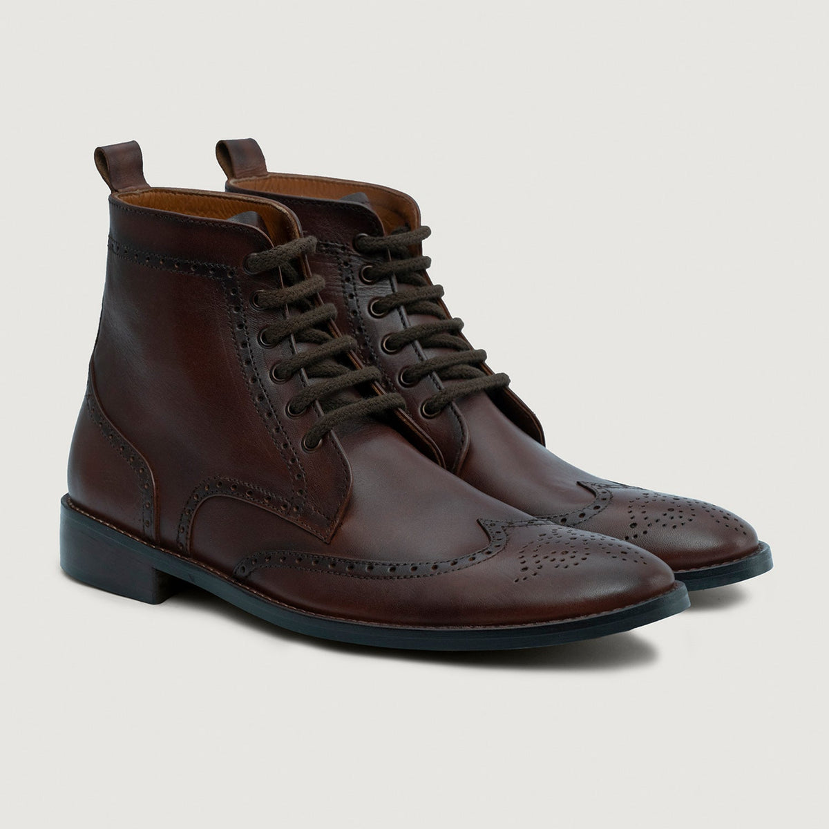 Duster Brogues Derby Marrón Burnished Botas de cuero - StudGuard para Hombre in Burnished Brown Full-Grain Leather - Vista frontal y silueta entallada | Comprar online