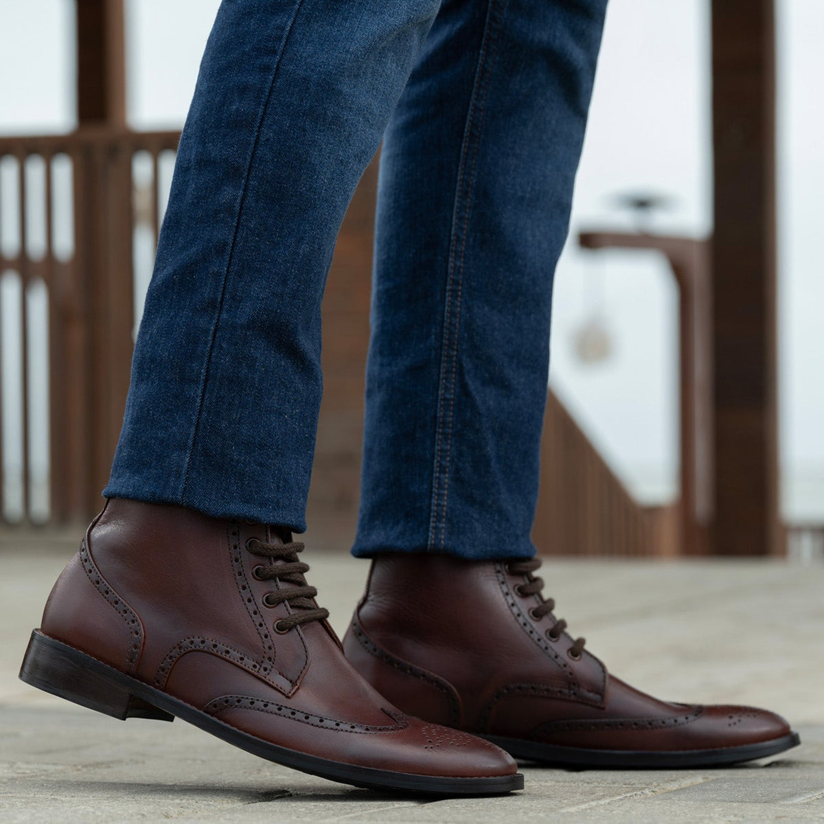 Tailored Rib Cuffs & Hem Craftsmanship Construction Detail on Duster Brogues Derby Marrón Burnished Botas de cuero - StudGuard para Hombre