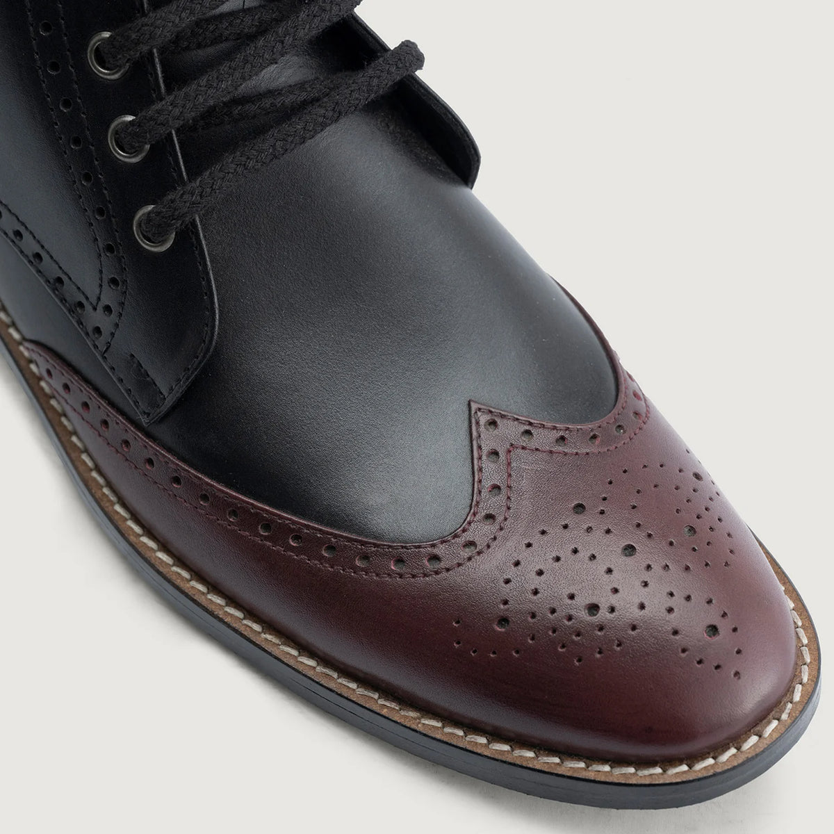 Vista de detalle of Classic Collar & Heavy-Duty Zipper Hardware on Duster Brogues Derby Maroon Black Leather Boots StudGuard For Men