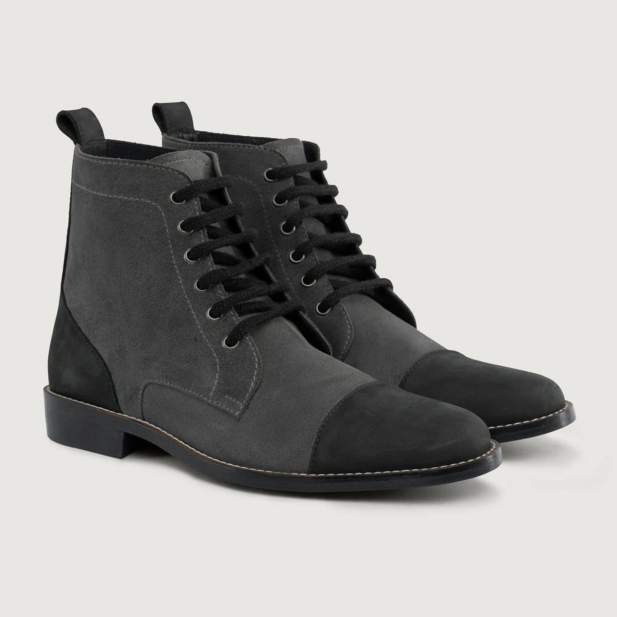 Knight Derby Gris & Negro Botas de cuero - StudGuard para Hombre in Grey & Black Full-Grain Leather - Vista de perfil | Comprar online