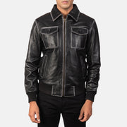 Detalle de cerca of High Neck &amp; Zipper Hardware on Men's Aaron Distressed Black Leather Bomber Jacket