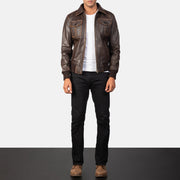 Detalle de cerca of High Neck &amp; Zipper Hardware on Men's Aaron Distressed Brown Leather Bomber Jacket
