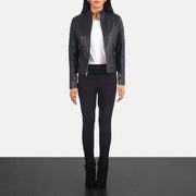 
Adalyn Acolchado Negro Chaqueta Biker de Cuero para Mujer - Vista lateral mostrando el corte ergonómico de mangas