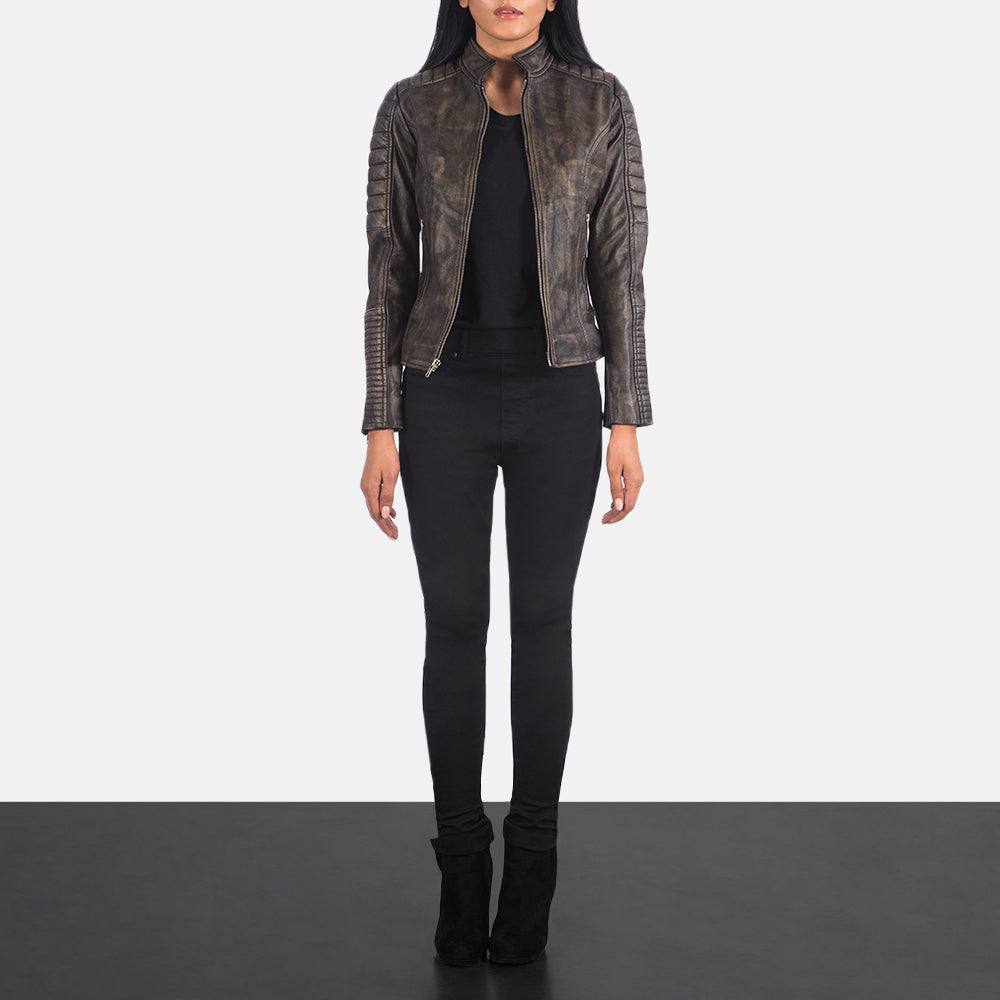 
Adalyn Acolchado Marrón Envejecido Chaqueta Biker de Cuero para Mujer - Vista lateral mostrando el corte ergonómico de mangas