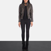 
Adalyn Acolchado Marrón Envejecido Chaqueta Biker de Cuero para Mujer - Vista lateral mostrando el corte ergonómico de mangas