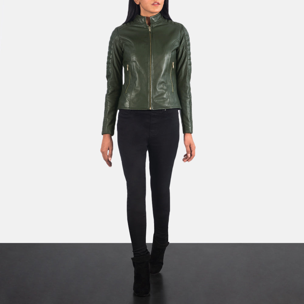Women's Adalyn Acolchado Verde Chaqueta Biker de Cuero para Mujer - Vista de perfil lateral con corte ergonómico de manga