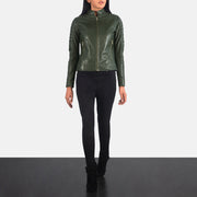Women's Adalyn Acolchado Verde Chaqueta Biker de Cuero para Mujer - Vista de perfil lateral con corte ergonómico de manga