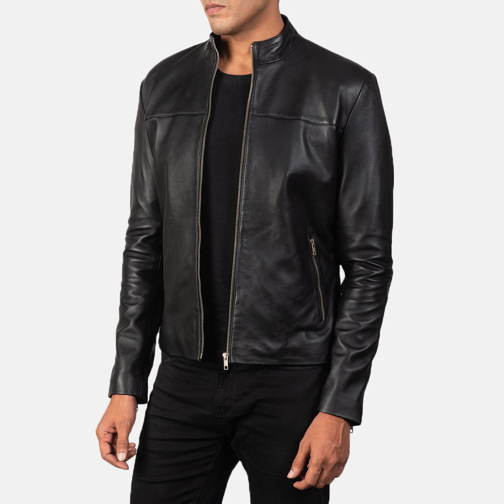 
Black Sheepskin Leather Biker Jacket - Vista posterior con hombros definidos y bajo impecable