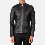 
Adornica Negro Chaqueta Biker de Cuero para Hombre - Vista lateral mostrando el corte ergonómico de mangas