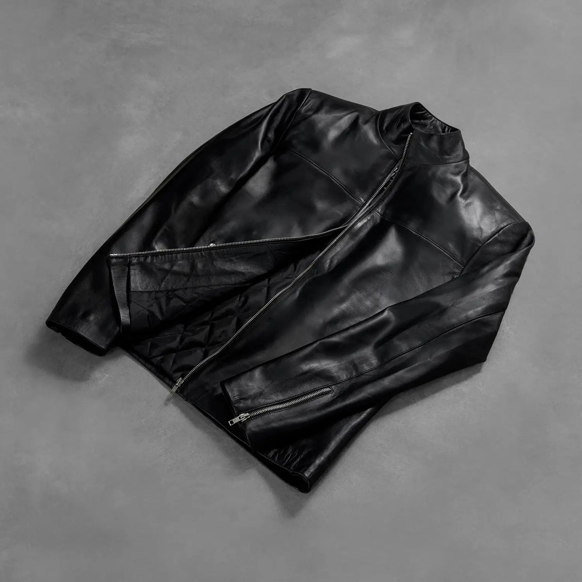 
Detalle artesanal del bajo en Adornica Negro Chaqueta Biker de Cuero para Hombre