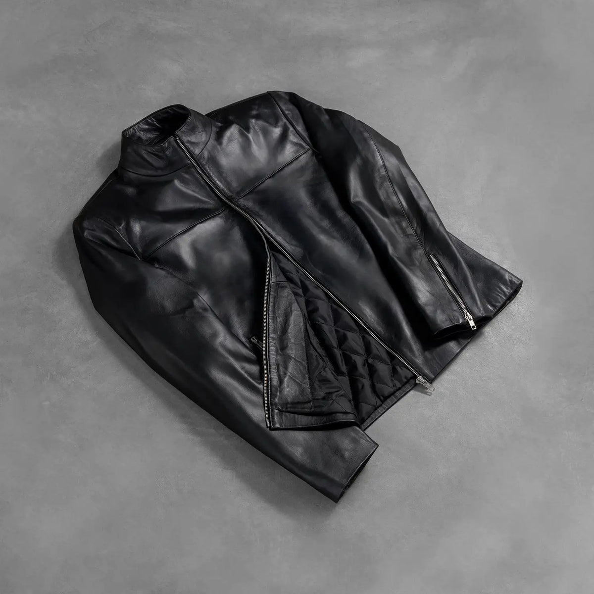 
Perspectiva del modelo vistiendo Adornica Negro Chaqueta Biker de Cuero para Hombre en modelo con caída natural bajo luz de día