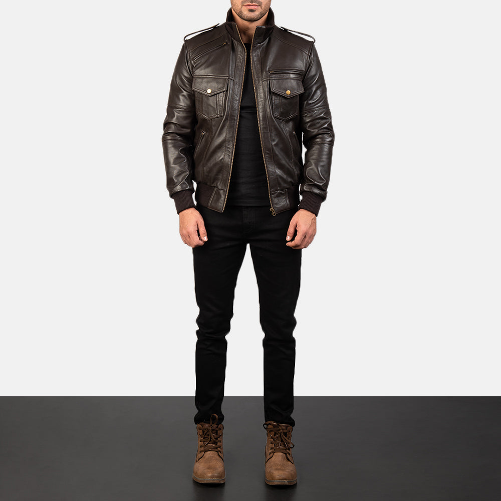Men's Agent Shadow Marrón Cazadora Bomber de Cuero para Hombre - Vista de perfil lateral con corte ergonómico de manga