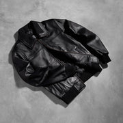 Styled Fit Perspective of Men's Air Rolf Negro Cazadora Bomber de Cuero para Hombre on Model - Natural Daylight Drape