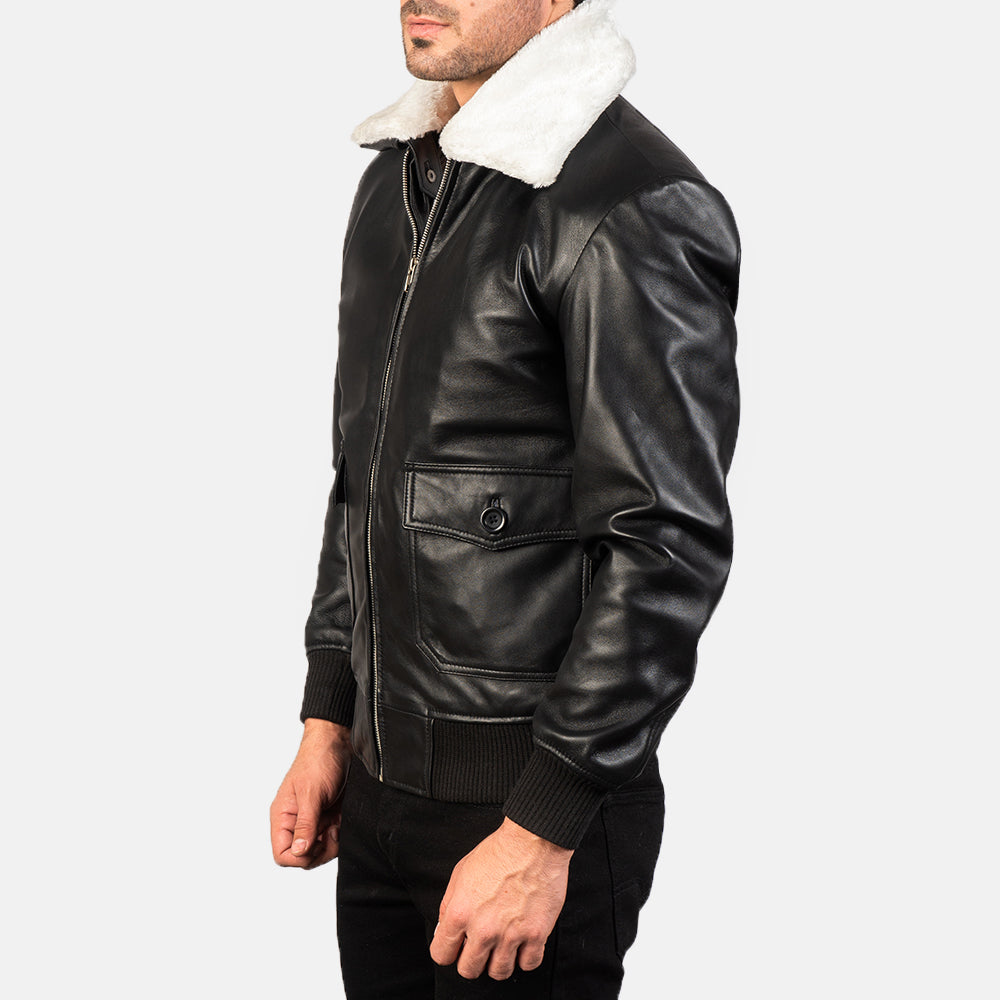 
Black Sheepskin Leather Bomber Jacket - Vista posterior con hombros definidos y bajo impecable