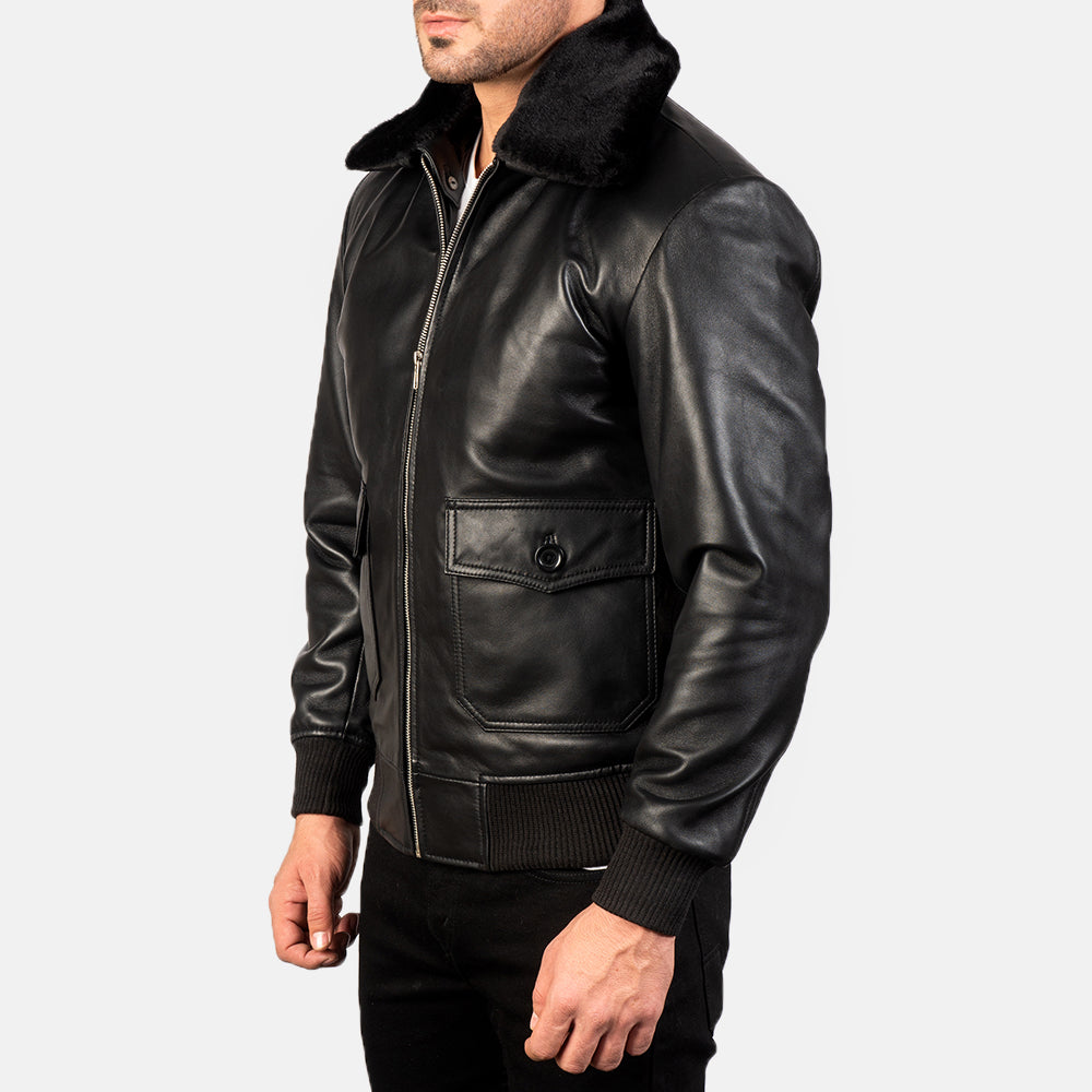 
Black Sheepskin Leather Bomber Jacket - Vista posterior con hombros definidos y bajo impecable