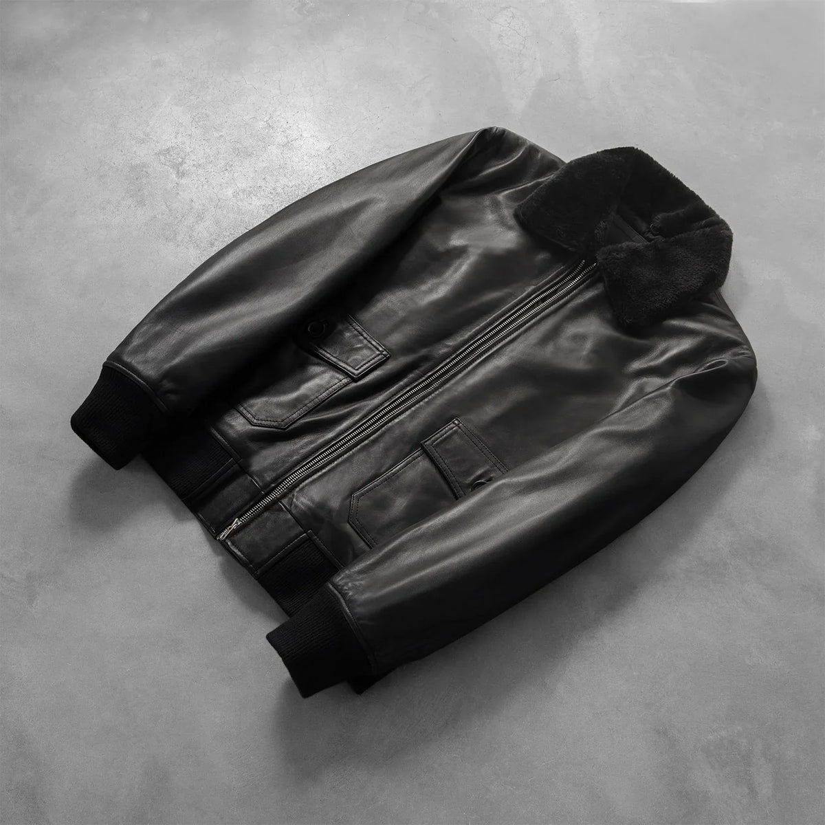 
Rib Knit & Hem Craftsmanship Construction Detail on Airin G-1 Negro Chaqueta Bomber de Cuero para Hombre