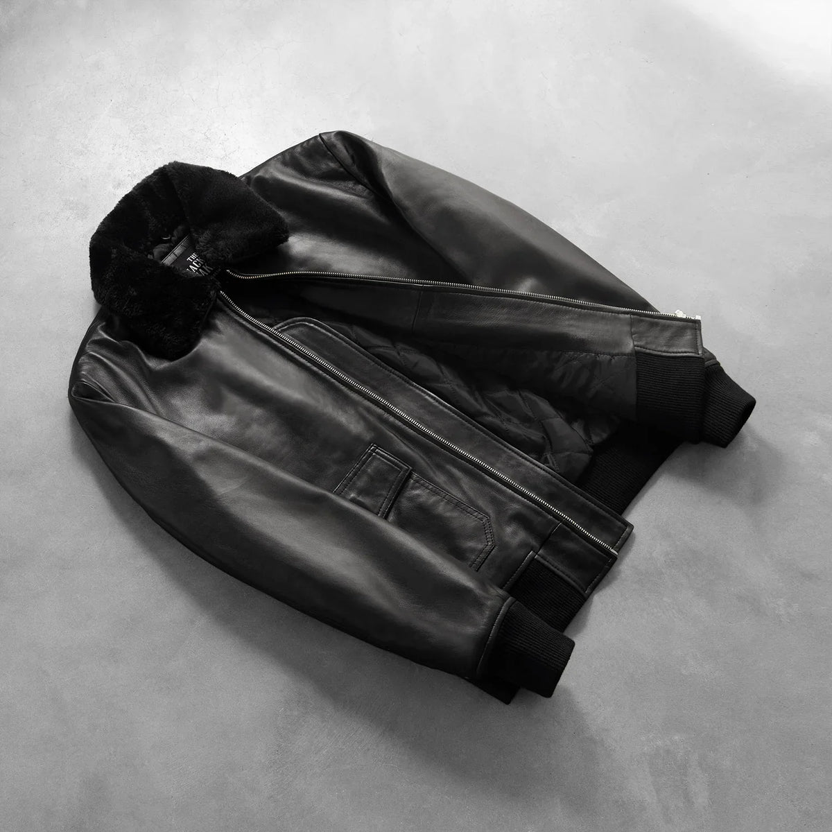 
Perspectiva del modelo vistiendo Airin G-1 Negro Chaqueta Bomber de Cuero para Hombre en modelo con caída natural bajo luz de día